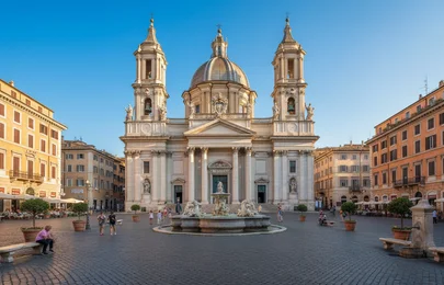 Vue de la coupole et de la façade de la basilique Saint-Pierre depuis la place Saint-Pierre à Rome